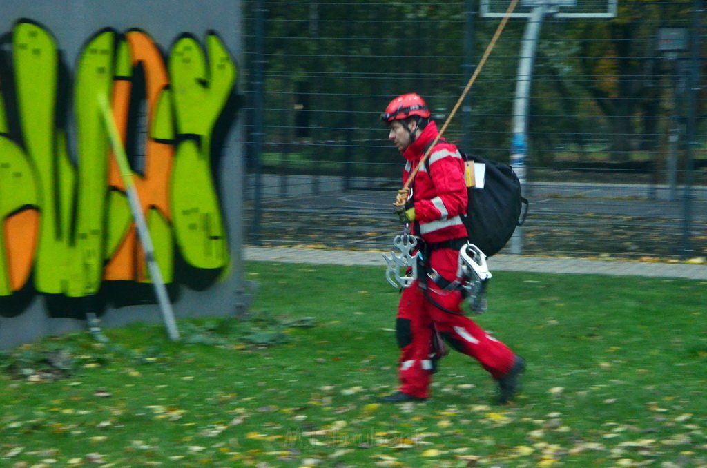 Einsatz BF Hoehenretter Koelner Seilbahn Hoehe Zoobruecke P2180.JPG